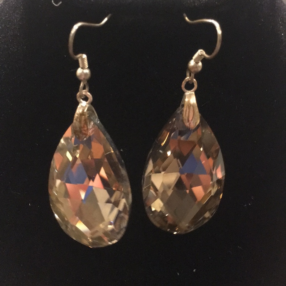 Dangling teardrop earrings